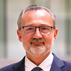 Fernando Arrabé Gómez